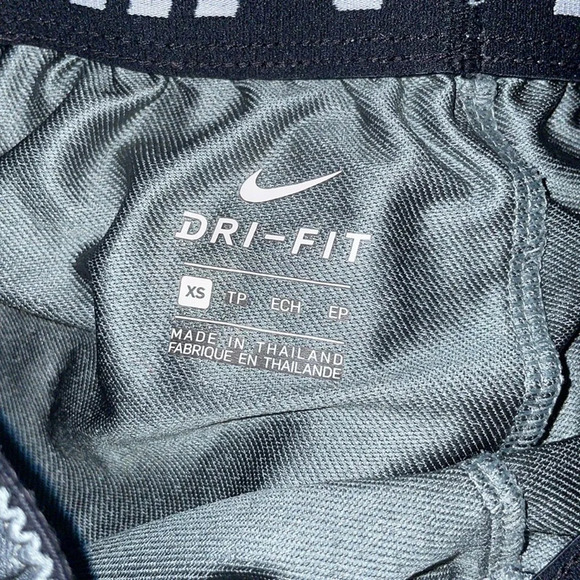 Nike Women’s Dri-Fit Attack Shorts Size XS / Style DB4502-073 in Gray - Picture 4 of 8